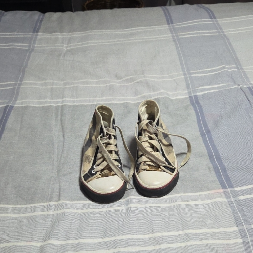 Burberry Kids Sneakers in Beige and White